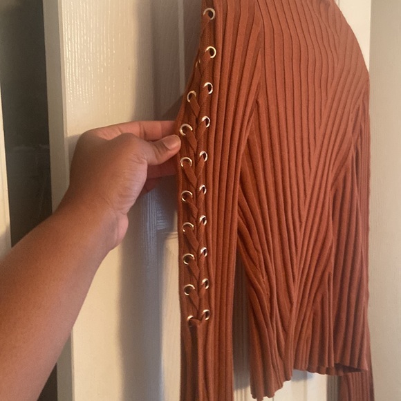 Fashion nova cropped sweater with large sleeves - Picture 6 of 7